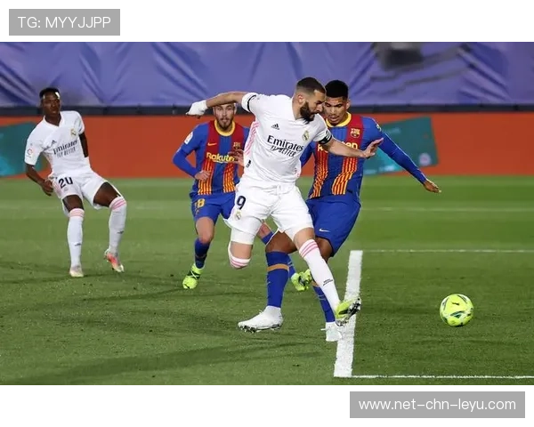 本泽马禁区拉扯晃开角度，一脚爆射洞穿球门